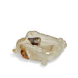 AN AGATE 'CRAB AND SHELL' BRUSH WASHER - photo 1