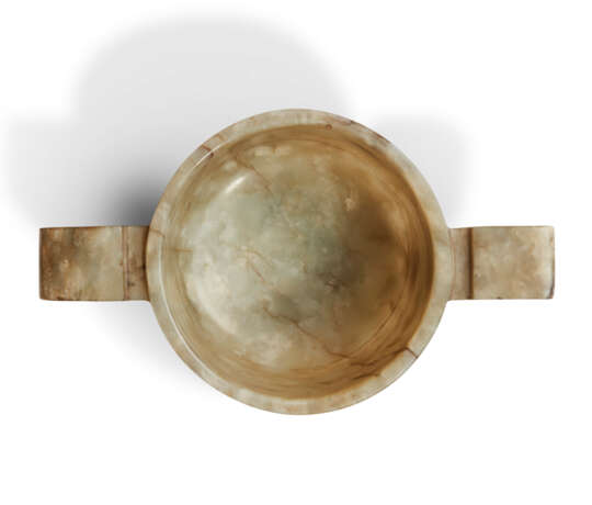 A SMALL CELADON JADE TWIN-HANDLED CUP - photo 5