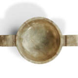 A SMALL CELADON JADE TWIN-HANDLED CUP - Foto 5