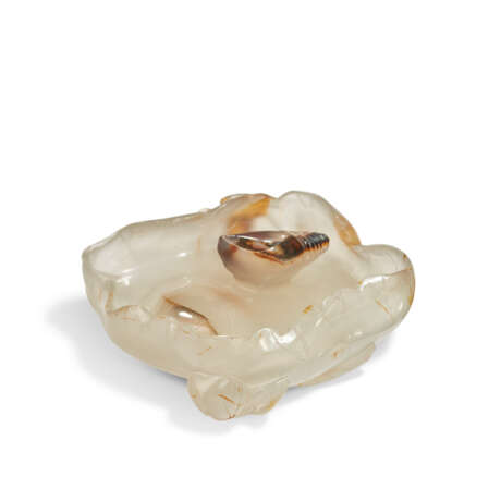 AN AGATE 'CRAB AND SHELL' BRUSH WASHER - photo 2