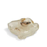 AN AGATE 'CRAB AND SHELL' BRUSH WASHER - photo 2