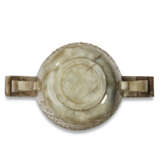 A SMALL CELADON JADE TWIN-HANDLED CUP - Foto 6