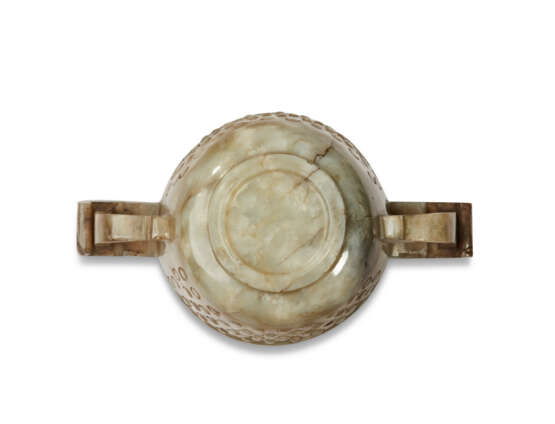 A SMALL CELADON JADE TWIN-HANDLED CUP - photo 6