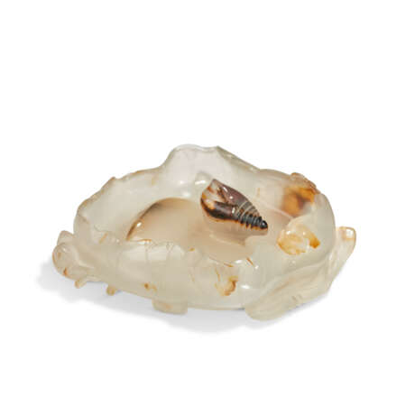 AN AGATE 'CRAB AND SHELL' BRUSH WASHER - photo 3