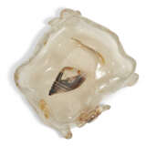 AN AGATE 'CRAB AND SHELL' BRUSH WASHER - photo 5