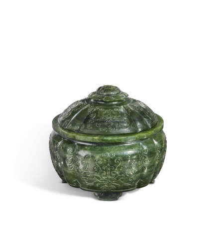 A SPINACH-GREEN JADE CENSER AND COVER - фото 1