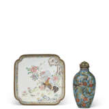 A PAINTED ENAMEL 'COCKEREL AND HEM' SQUARE DISH AND A CLOISONNÉ ENAMEL SNUFF BOTTLE - фото 1