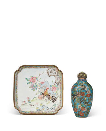 A PAINTED ENAMEL 'COCKEREL AND HEM' SQUARE DISH AND A CLOISONNÉ ENAMEL SNUFF BOTTLE - photo 1