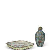 A PAINTED ENAMEL 'COCKEREL AND HEM' SQUARE DISH AND A CLOISONNÉ ENAMEL SNUFF BOTTLE - фото 2