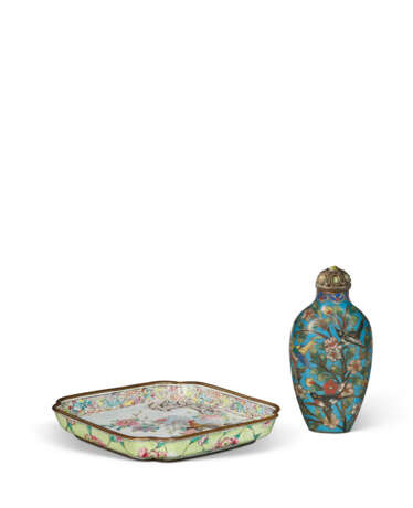 A PAINTED ENAMEL 'COCKEREL AND HEM' SQUARE DISH AND A CLOISONNÉ ENAMEL SNUFF BOTTLE - photo 2