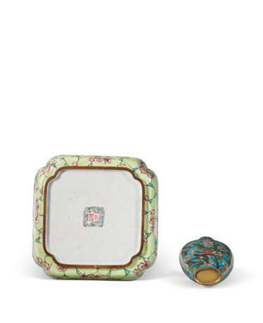 A PAINTED ENAMEL 'COCKEREL AND HEM' SQUARE DISH AND A CLOISONNÉ ENAMEL SNUFF BOTTLE - photo 3