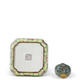 A PAINTED ENAMEL 'COCKEREL AND HEM' SQUARE DISH AND A CLOISONNÉ ENAMEL SNUFF BOTTLE - photo 3