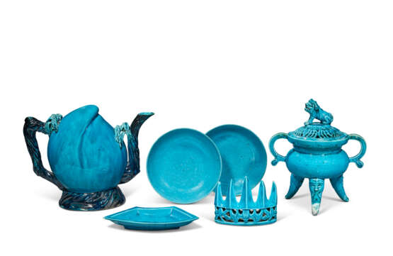 A GROUP OF SIX TURQUOISE-GLAZED VESSELS: A PEACH-FORM EWER, THREE DISHES, A TRIPOD CENSER AND COVER AND A BRUSH-REST - Foto 1