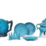 A GROUP OF SIX TURQUOISE-GLAZED VESSELS: A PEACH-FORM EWER, THREE DISHES, A TRIPOD CENSER AND COVER AND A BRUSH-REST - Foto 2