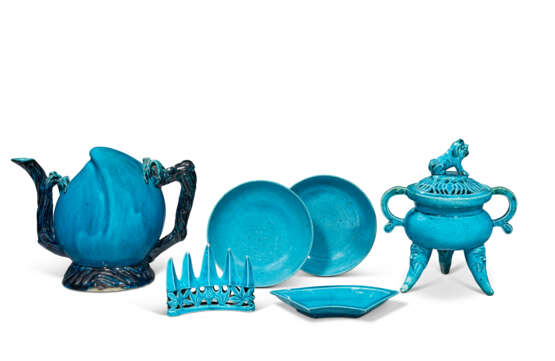 A GROUP OF SIX TURQUOISE-GLAZED VESSELS: A PEACH-FORM EWER, THREE DISHES, A TRIPOD CENSER AND COVER AND A BRUSH-REST - Foto 2