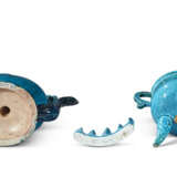 A GROUP OF SIX TURQUOISE-GLAZED VESSELS: A PEACH-FORM EWER, THREE DISHES, A TRIPOD CENSER AND COVER AND A BRUSH-REST - Foto 3