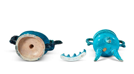 A GROUP OF SIX TURQUOISE-GLAZED VESSELS: A PEACH-FORM EWER, THREE DISHES, A TRIPOD CENSER AND COVER AND A BRUSH-REST - фото 3