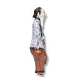 A FAMILLE ROSE 'RECLINING LADY' SNUFF BOTTLE - photo 2