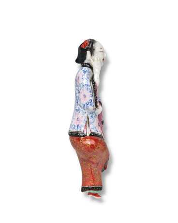 A FAMILLE ROSE 'RECLINING LADY' SNUFF BOTTLE - photo 2