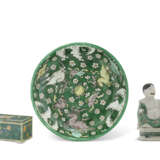 A FAMILLE VERTE BISCUIT BOX AND COVER, A FAMILLE VERTE BISCUIT GROUP OF HEHE AND A GREEN, YELLOW AND AUBERGINE-GLAZED DISH - фото 1