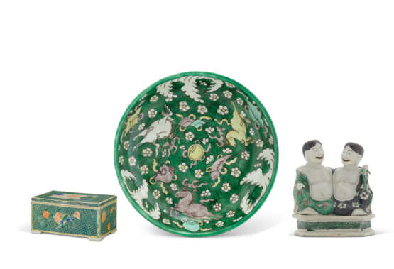 A FAMILLE VERTE BISCUIT BOX AND COVER, A FAMILLE VERTE BISCUIT GROUP OF HEHE AND A GREEN, YELLOW AND AUBERGINE-GLAZED DISH - Foto 1