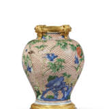 A WUCAI 'FLORAL' JAR - photo 4