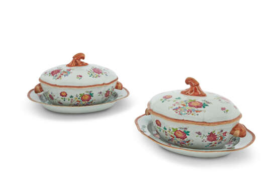 A PAIR OF FAMILLE ROSE 'FLORAL' OVAL TUREENS, COVERS AND STANDS - фото 1