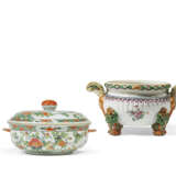 A FAMILLE VERTE CIRCULAR TUREEN AND COVER AND A FAMILLE ROSE CIRCULAR TUREEN - Foto 1