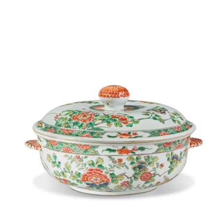 A FAMILLE VERTE CIRCULAR TUREEN AND COVER AND A FAMILLE ROSE CIRCULAR TUREEN - Foto 2