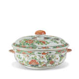 A FAMILLE VERTE CIRCULAR TUREEN AND COVER AND A FAMILLE ROSE CIRCULAR TUREEN - фото 2