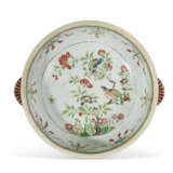 A FAMILLE VERTE CIRCULAR TUREEN AND COVER AND A FAMILLE ROSE CIRCULAR TUREEN - Foto 3