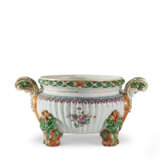 A FAMILLE VERTE CIRCULAR TUREEN AND COVER AND A FAMILLE ROSE CIRCULAR TUREEN - Foto 6