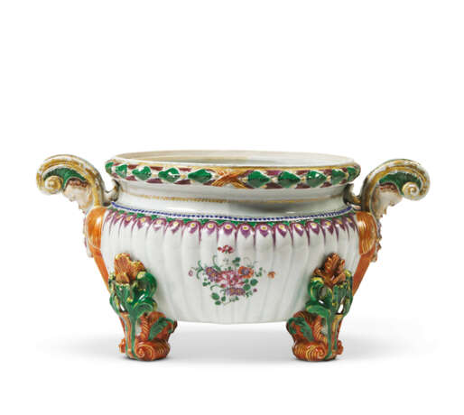 A FAMILLE VERTE CIRCULAR TUREEN AND COVER AND A FAMILLE ROSE CIRCULAR TUREEN - фото 7