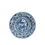 A LARGE BLUE AND WHITE 'KRAAK' CHARGER AND A BLUE AND WHITE KENDI - Foto 2