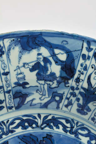 A LARGE BLUE AND WHITE 'KRAAK' CHARGER AND A BLUE AND WHITE KENDI - Foto 4