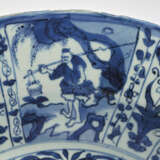 A LARGE BLUE AND WHITE 'KRAAK' CHARGER AND A BLUE AND WHITE KENDI - Foto 4