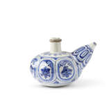 A LARGE BLUE AND WHITE 'KRAAK' CHARGER AND A BLUE AND WHITE KENDI - Foto 6