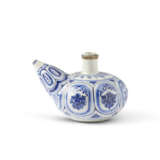 A LARGE BLUE AND WHITE 'KRAAK' CHARGER AND A BLUE AND WHITE KENDI - Foto 8