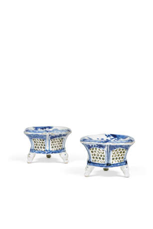 A BLUE AND WHITE PAIR OF RETICULATED SALT-CELLARS AND A BLUE AND WHITE CUP, COVER AND SAUCER - Foto 2