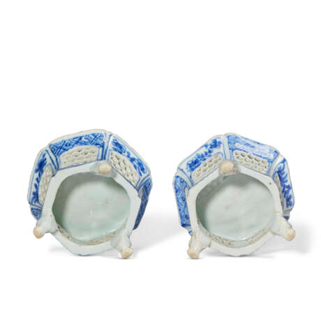 A BLUE AND WHITE PAIR OF RETICULATED SALT-CELLARS AND A BLUE AND WHITE CUP, COVER AND SAUCER - Foto 4