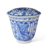 A BLUE AND WHITE PAIR OF RETICULATED SALT-CELLARS AND A BLUE AND WHITE CUP, COVER AND SAUCER - Foto 5