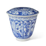 A BLUE AND WHITE PAIR OF RETICULATED SALT-CELLARS AND A BLUE AND WHITE CUP, COVER AND SAUCER - Foto 6