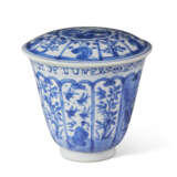 A BLUE AND WHITE PAIR OF RETICULATED SALT-CELLARS AND A BLUE AND WHITE CUP, COVER AND SAUCER - Foto 8