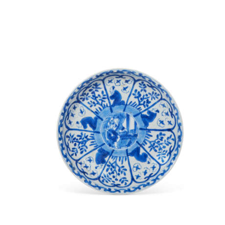 A BLUE AND WHITE PAIR OF RETICULATED SALT-CELLARS AND A BLUE AND WHITE CUP, COVER AND SAUCER - Foto 11