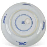 A BLUE AND WHITE PAIR OF RETICULATED SALT-CELLARS AND A BLUE AND WHITE CUP, COVER AND SAUCER - Foto 12