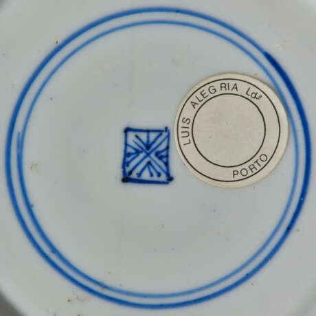 A BLUE AND WHITE PAIR OF RETICULATED SALT-CELLARS AND A BLUE AND WHITE CUP, COVER AND SAUCER - Foto 13