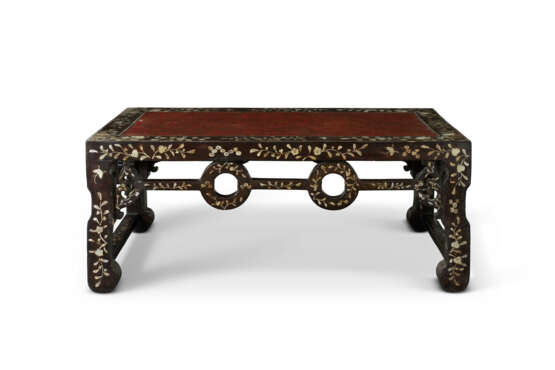 A MOTHER-OF-PEARL-INLAID LACQUERED WOOD AND LACQUER TABLE - фото 2