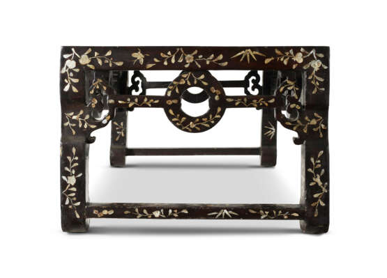 A MOTHER-OF-PEARL-INLAID LACQUERED WOOD AND LACQUER TABLE - фото 3