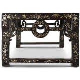 A MOTHER-OF-PEARL-INLAID LACQUERED WOOD AND LACQUER TABLE - фото 3