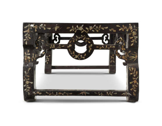 A MOTHER-OF-PEARL-INLAID LACQUERED WOOD AND LACQUER TABLE - фото 4